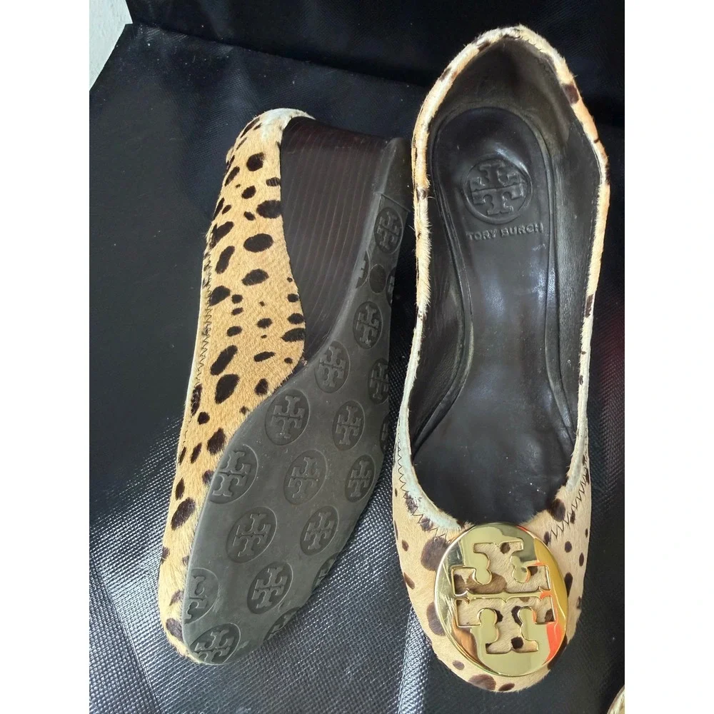 Tory Burch Sally Wedge‎ Calf Hair Animal Print Gold Logo Pumps Tan Brown 7M